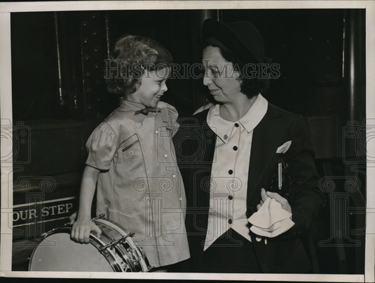 1937 Press Photo Beverley Ann Welch & mom at Universal studios in LA, Calif - Historic Images