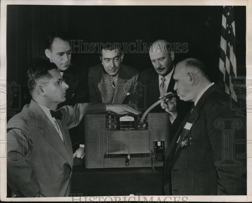 1948 NYC, Prof LA Greenberg &amp; alcohol test machine, Det J Osterberg, - Historic Images