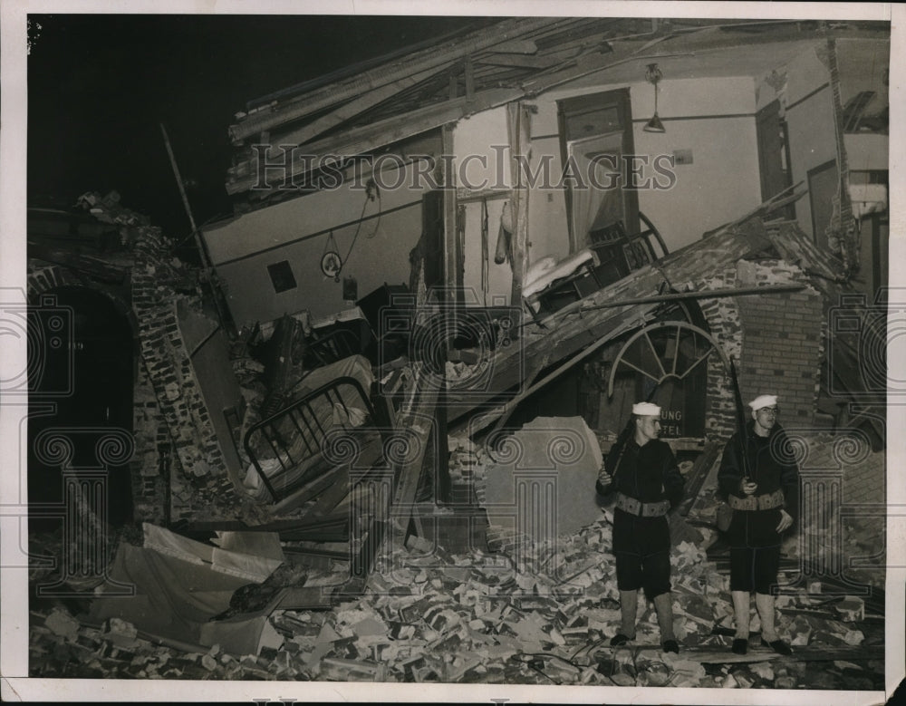 1933 Press Photo US sailors at ruins of hotel at Compton, Cal after earthquakes - Historic Images