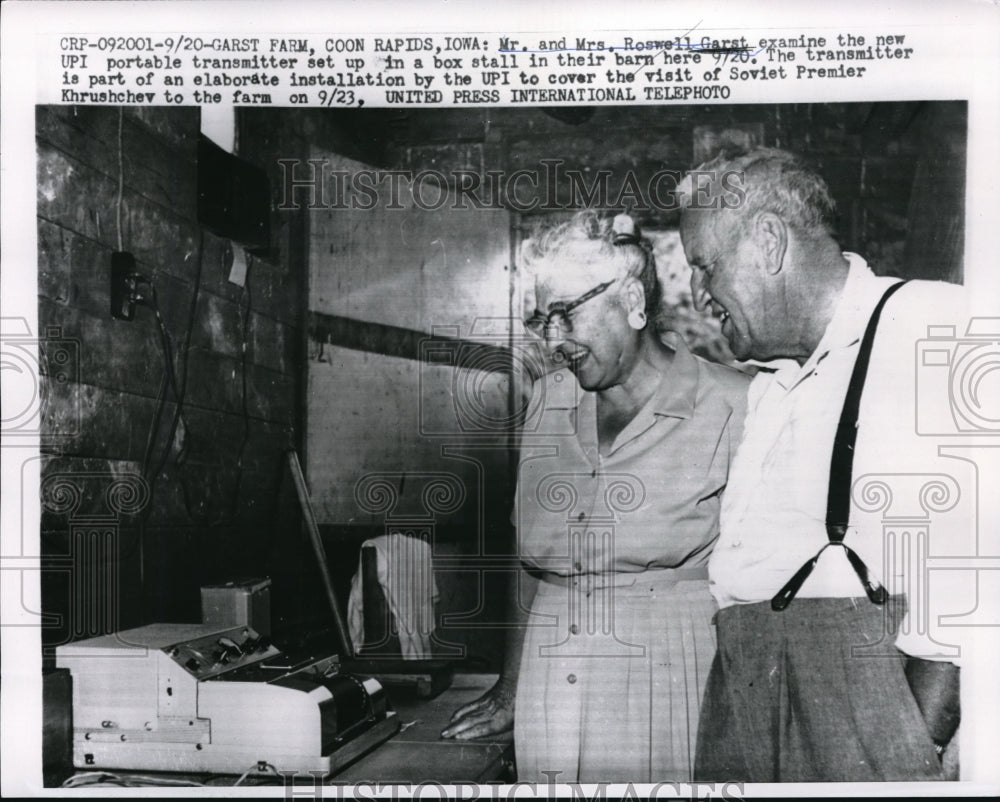 1959 Press Photo Mr. and Mrs. Roswell Garst Examine UPI Portable Tranmitter in - Historic Images