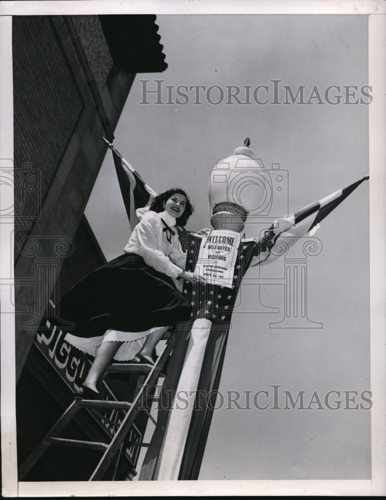 1948 Press Photo Woodstocks Main Street Jane Niedermeyer hangs out - Historic Images