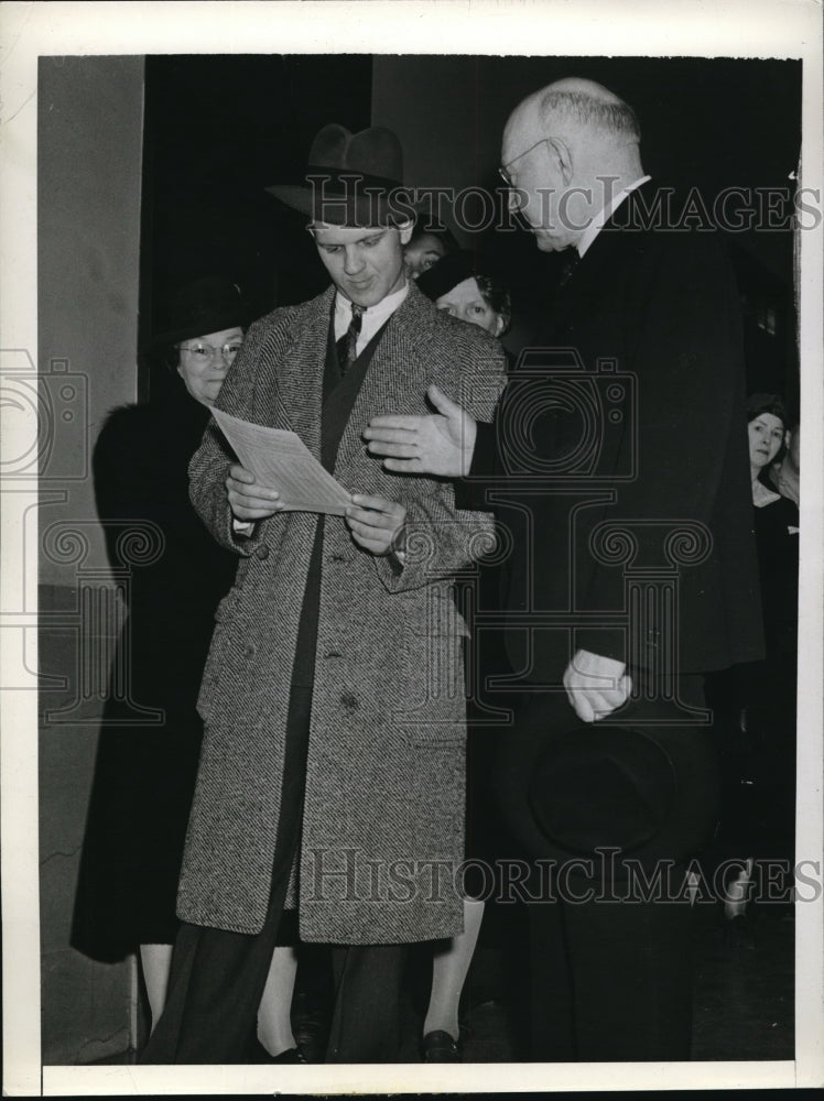 1942 Press Photo D.C. Stanley Weisenberger of Md &amp; Rep Rbt L Doughton at the IRS - Historic Images