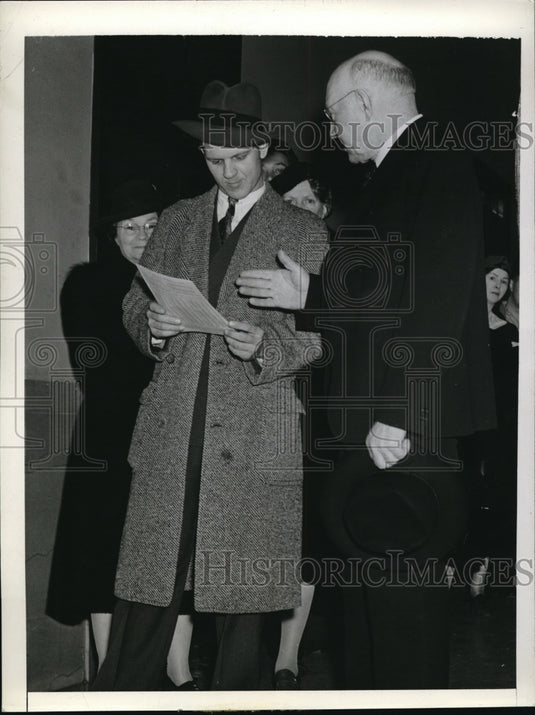1942 Press Photo D.C. Stanley Weisenberger of Md & Rep Rbt L Doughton at the IRS - Historic Images