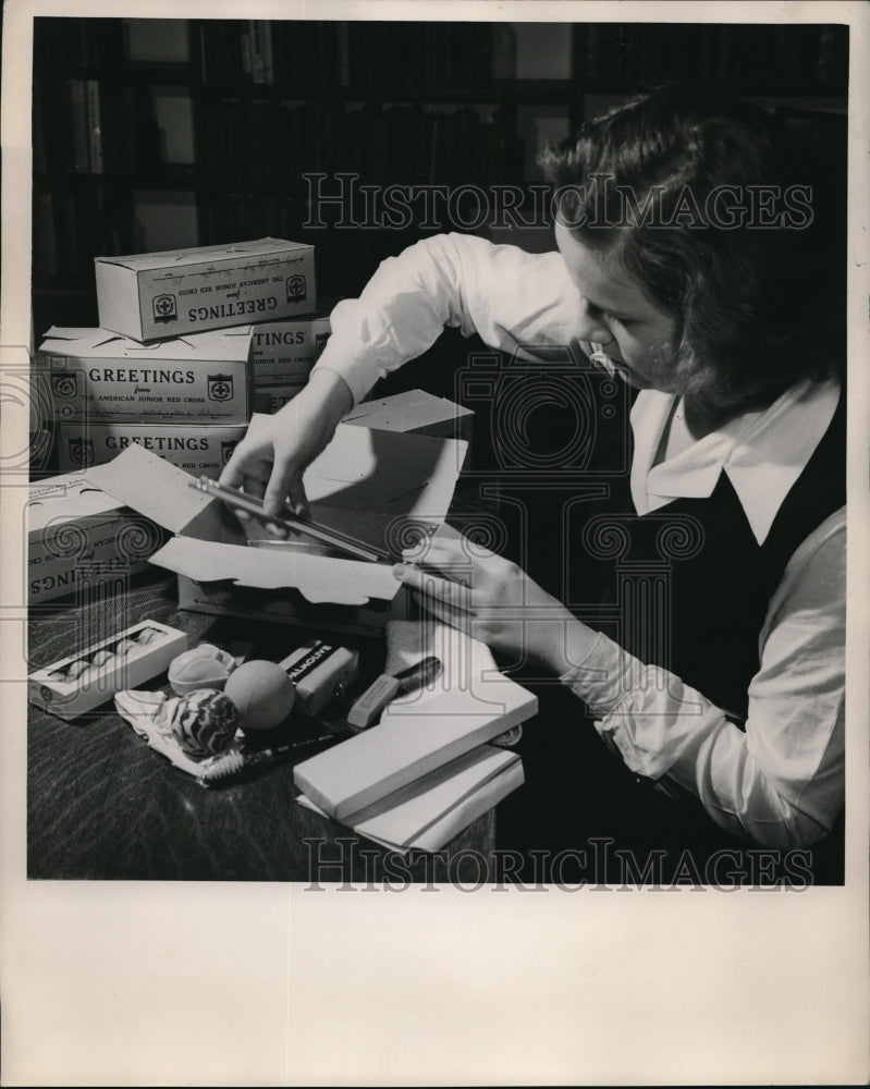 1949 Junior red cross members pack and ship abroad needy children - Historic Images