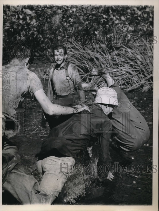1943 Press Photo Upper classmen giving freshmen a "ducking' in Botany pond. - Historic Images