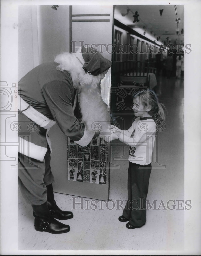 Press Photo Santa Claus Visits Shannon Hobert At Rainbow Babies &amp; Childrens - Historic Images