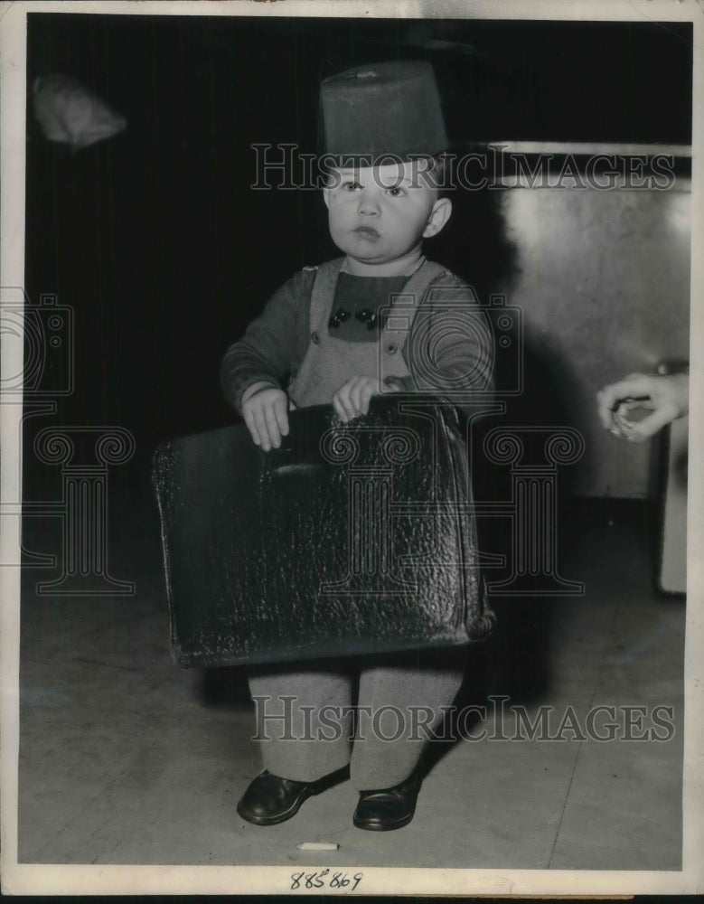 1948 Press Photo Mark Wilson prepares to leave Laguardia airport New York - Historic Images