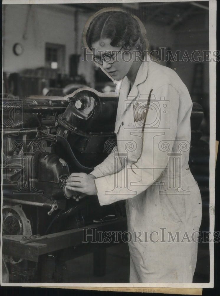 1932 Press Photo Eleanor Flint works on airplane motor at GW HS in LA,Cal. - Historic Images