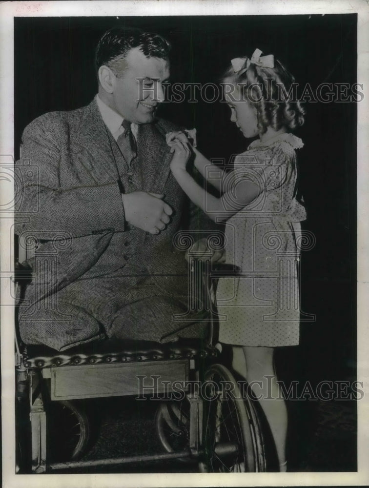 1943 Press Photo D.C. Rep. William Miller of Conn & Flo Ollila age 7, buddy pop. - Historic Images