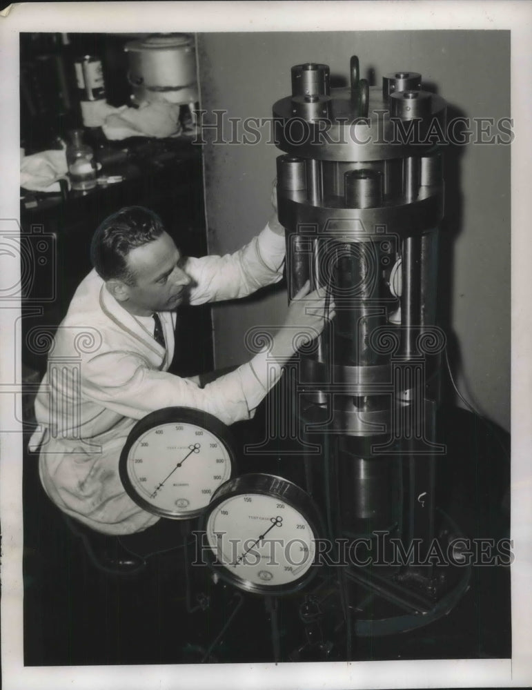 1940 Press Photo Dr Roy Goronson Carnegie Institute Cascade Bomb - Historic Images