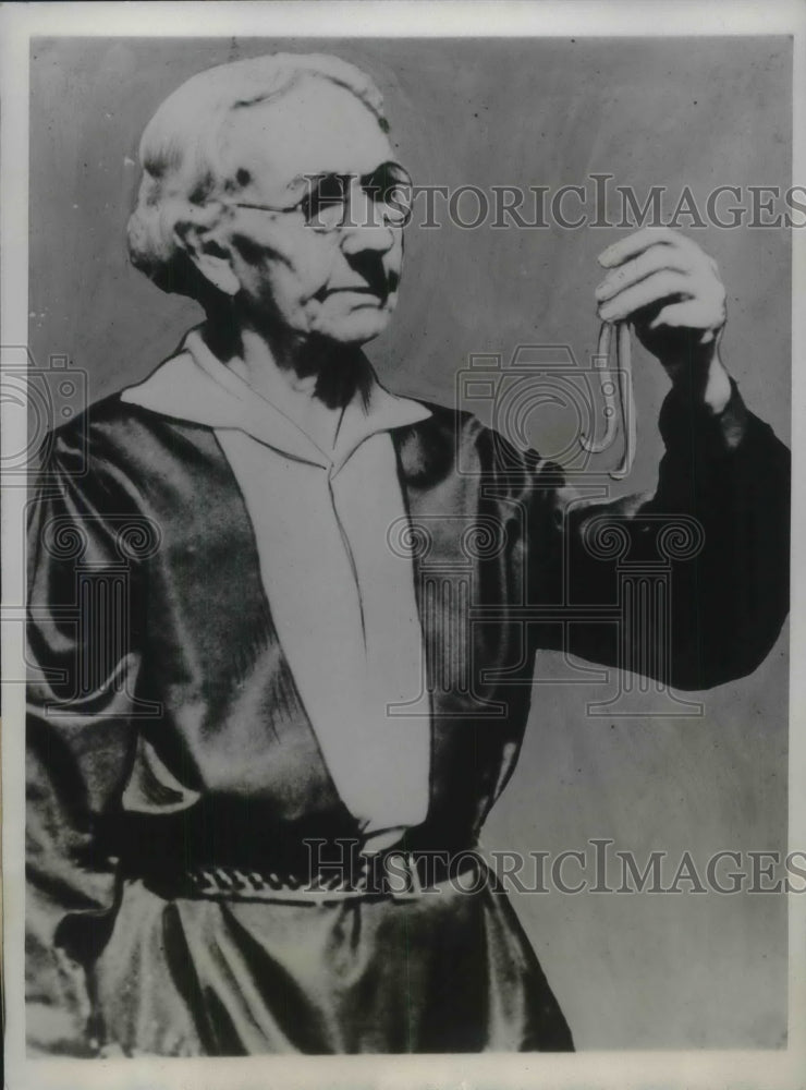 1934 Press Photo Ella Gatson Making Living Selling Fishing Bait - Historic Images