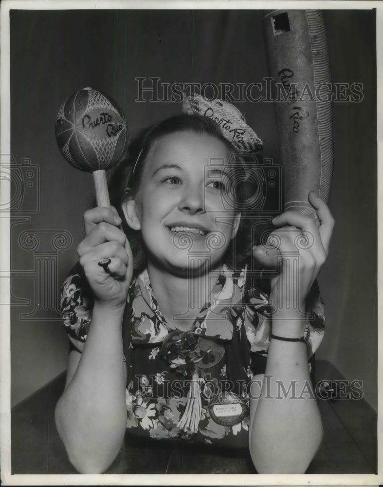 1938 Press Photo Florence Gable holds Puerto Rican musical instruments - Historic Images