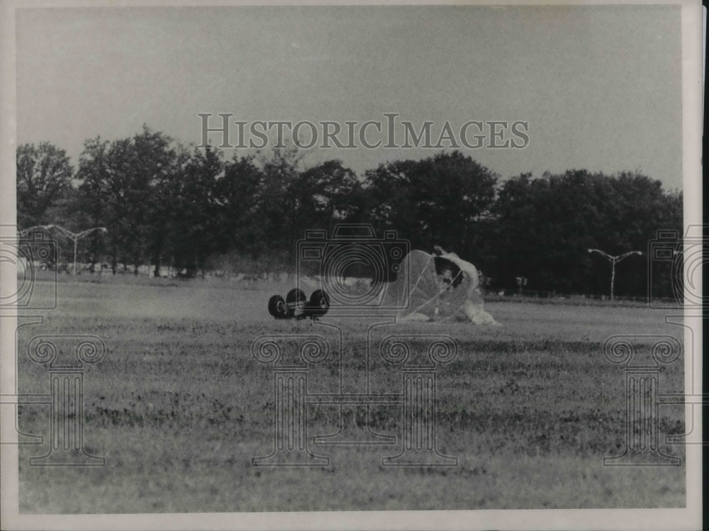 1967 Press Photo Bede&#39;s main landing gear hitting ground after drop from plane - Historic Images