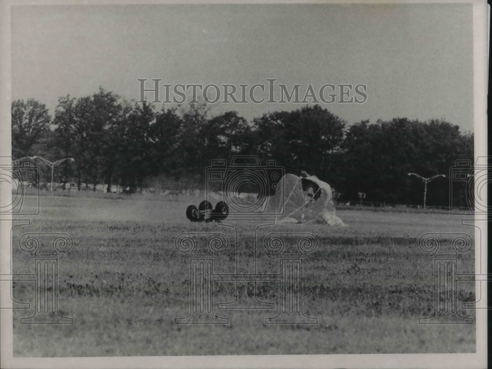 1967 Press Photo Bede's main landing gear hitting ground after drop from plane - Historic Images