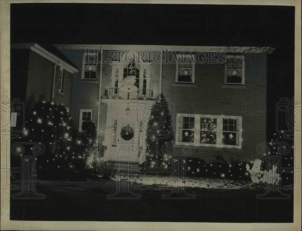 1950 Press Photo VM E. Hunger Christmas Decorations House 17672 Edgewater Dr - Historic Images