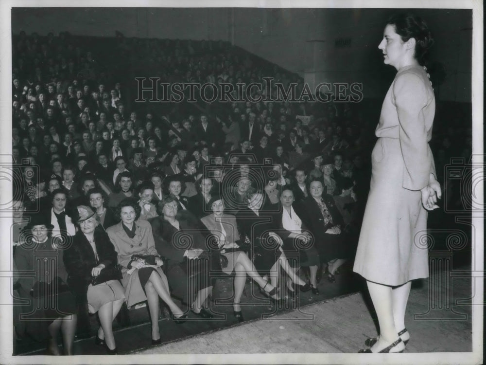 1946 Press Photo Telephone Operators Listening to Union President - nec36529 - Historic Images