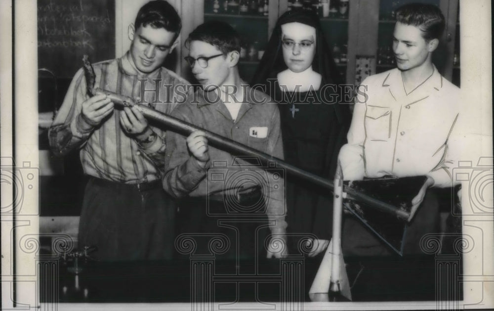 1957 Press Photo members of Austin Rocket Society with their rocket - Historic Images