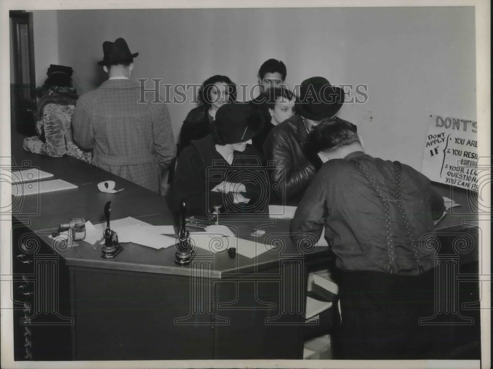 1937 Press Photo Elopers desiring to wed after closing hours at Valparaiso Ind. - Historic Images