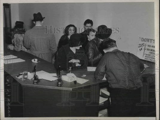 1937 Press Photo Elopers desiring to wed after closing hours at Valparaiso Ind. - Historic Images