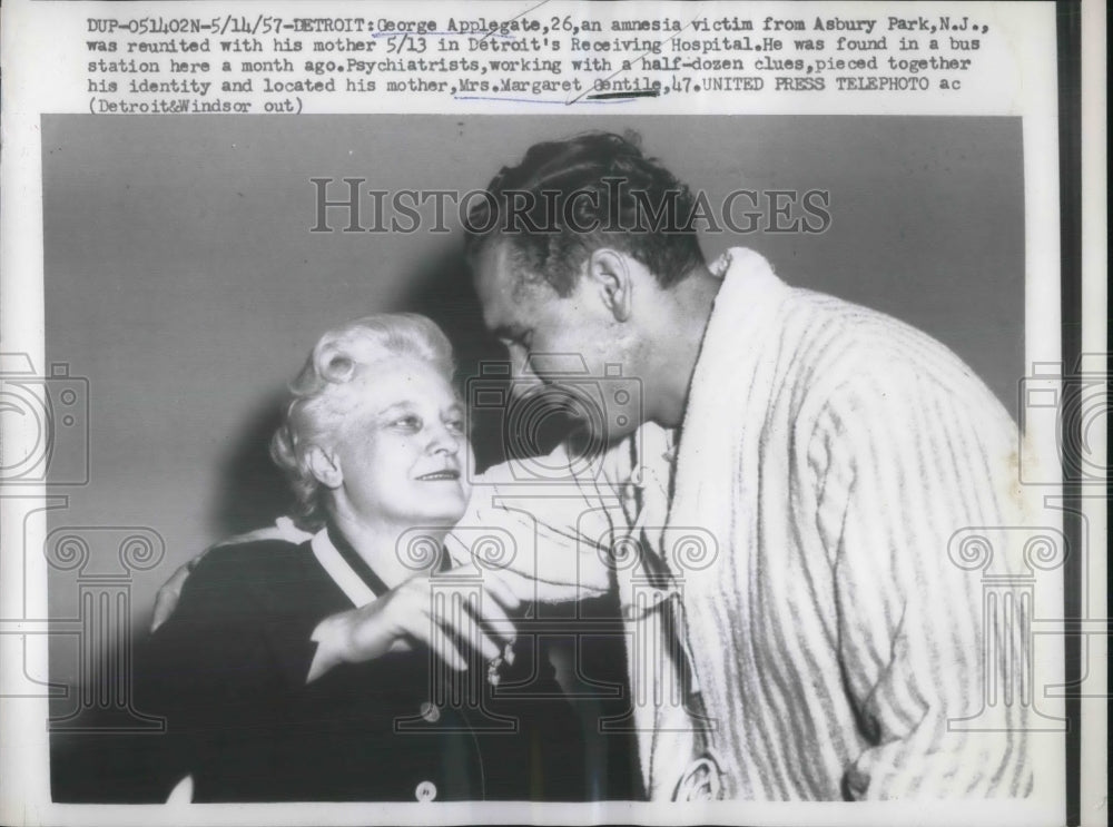 1967 Press Photo George Applegate with his mother Mrs Margret Gentile - Historic Images