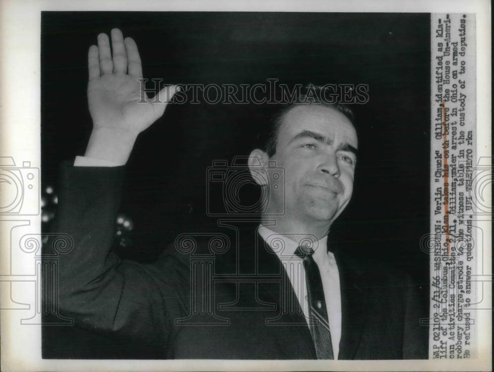 1966 Press Photo Verlin &quot;Chuck&quot; Gilliam Takes Oath in Armed Robbery Trial - Historic Images