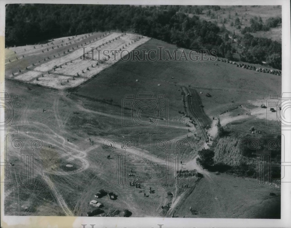 1947 Press Photo Plowing to prevent soil erosion - Historic Images