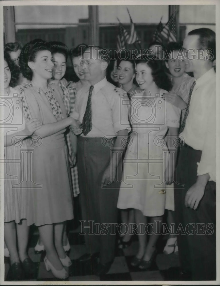 1945 grace Savine and Erling Larsen joyful over Japanese downfall - Historic Images