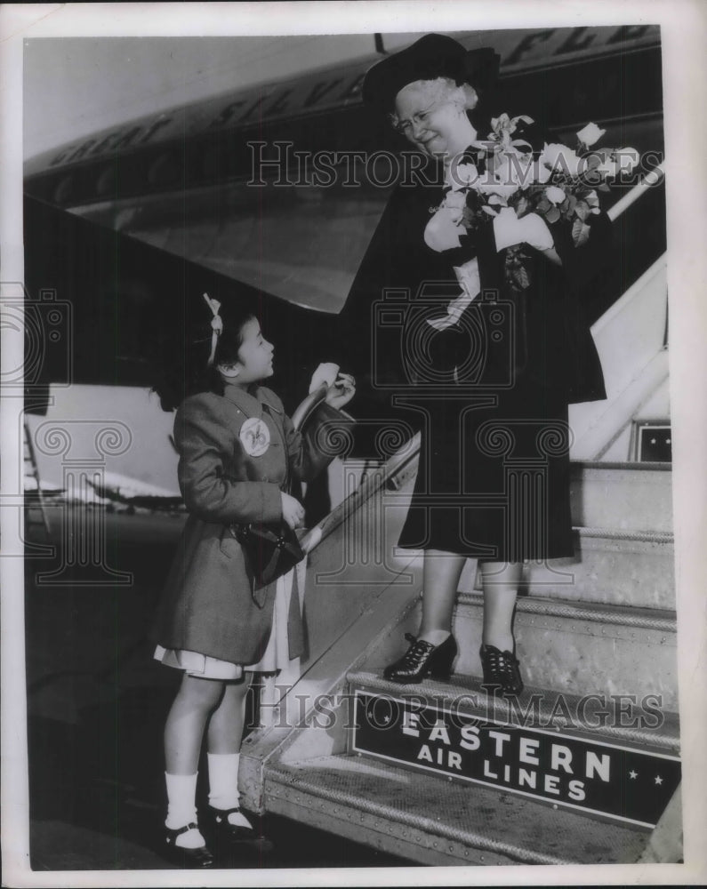 1948 Press Photo Mrs. Herbert Hines greeted by Dorothy Lee in New York - Historic Images