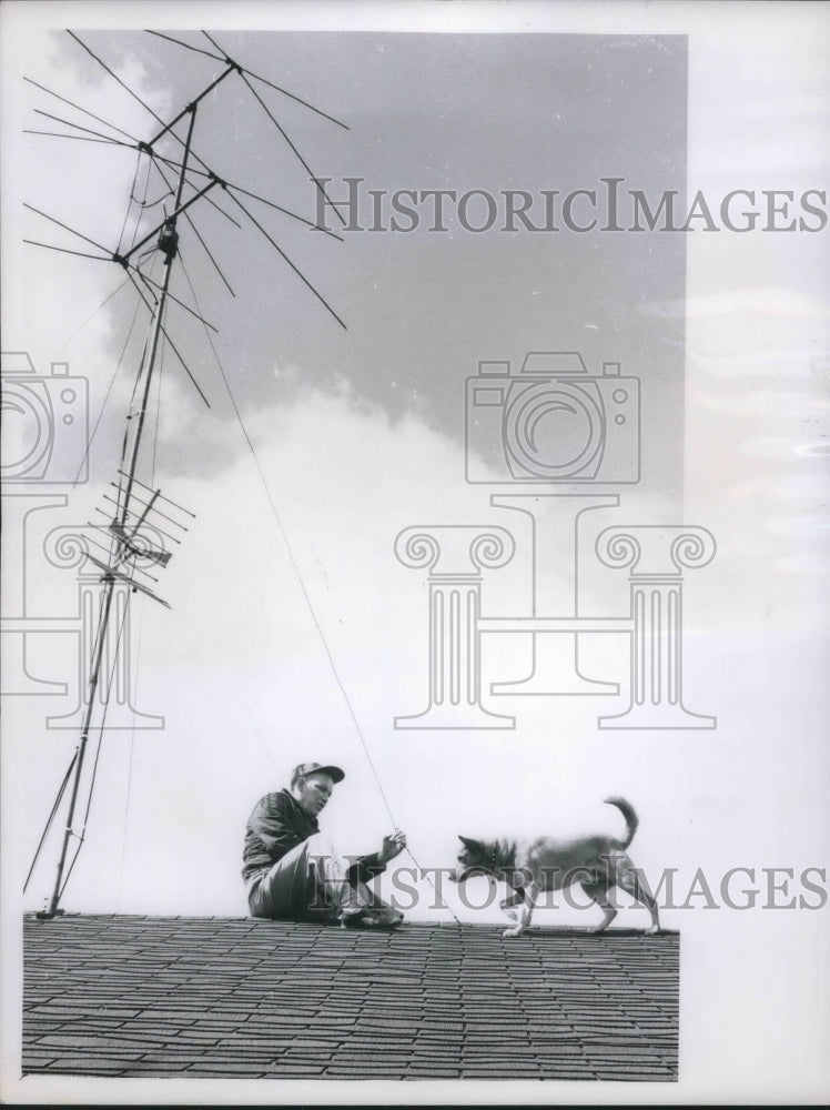 1961 Press Photo Frank Sabbi with Corky at roof top to adjust TV antenna - Historic Images