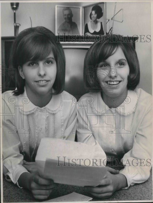 1966 Press Photo Jean and Jan Phillips with letter from brother Cpl. Robert - Historic Images