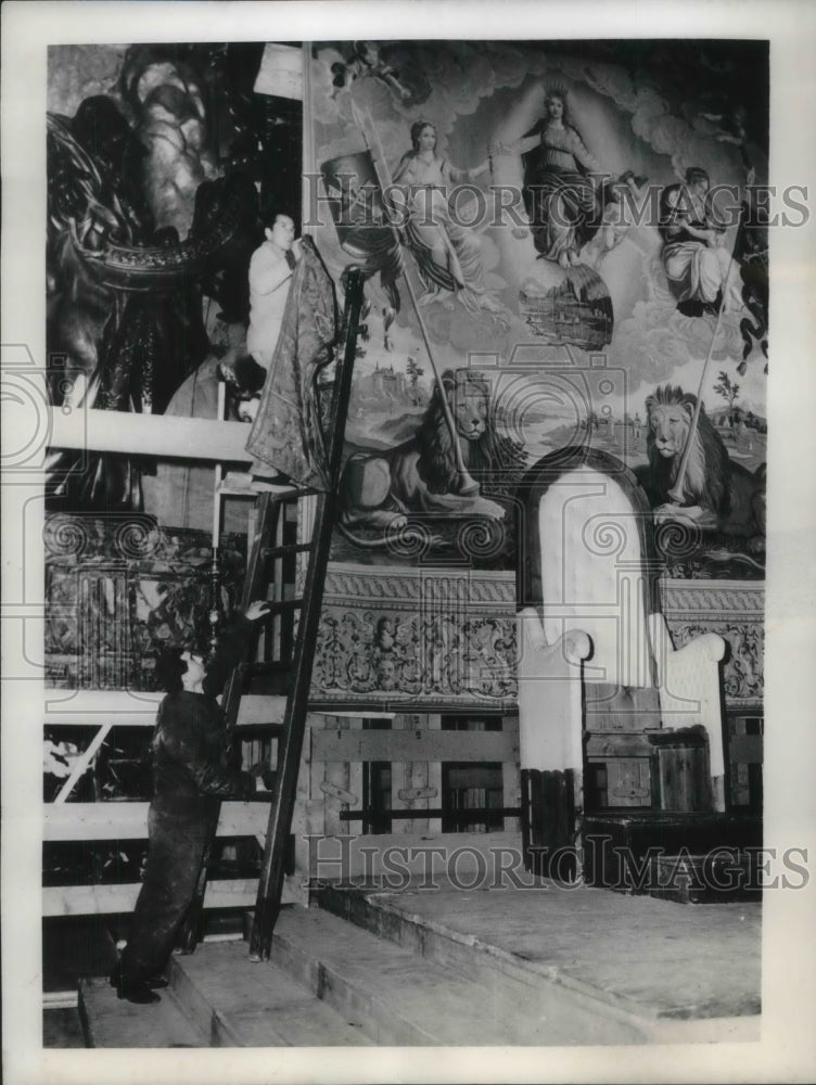 1953 decorating the papal throne in St.Peter for Public Consistory. - Historic Images