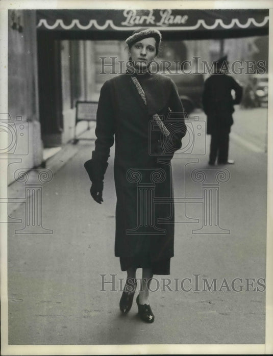 1932 Socialite Ms.Anne Simpson stroll on Park Ave. New York.-Historic Images