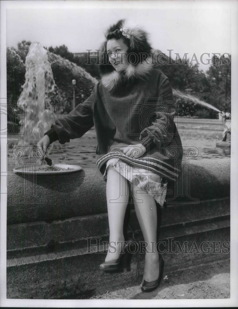 1955 Press Photo Mrs. Richard B. Smith enjoying the cool breeze. - Historic Images