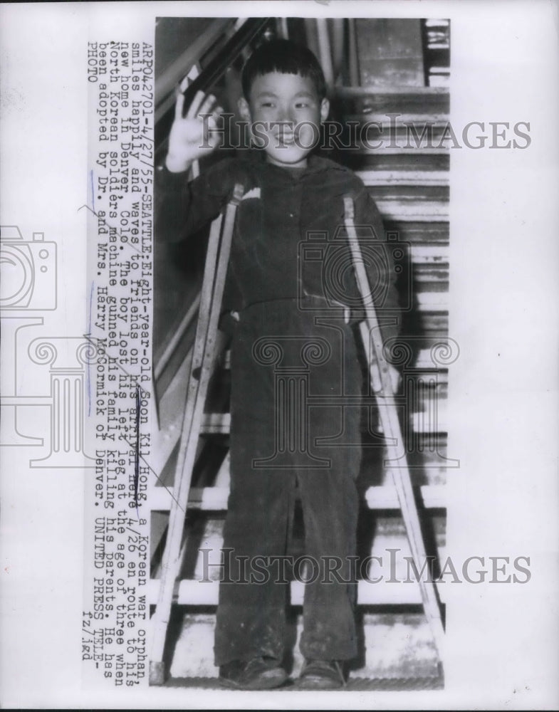 1955 Press Photo Song Kil Hong A korean refugee smiles as he arrives on the US - Historic Images