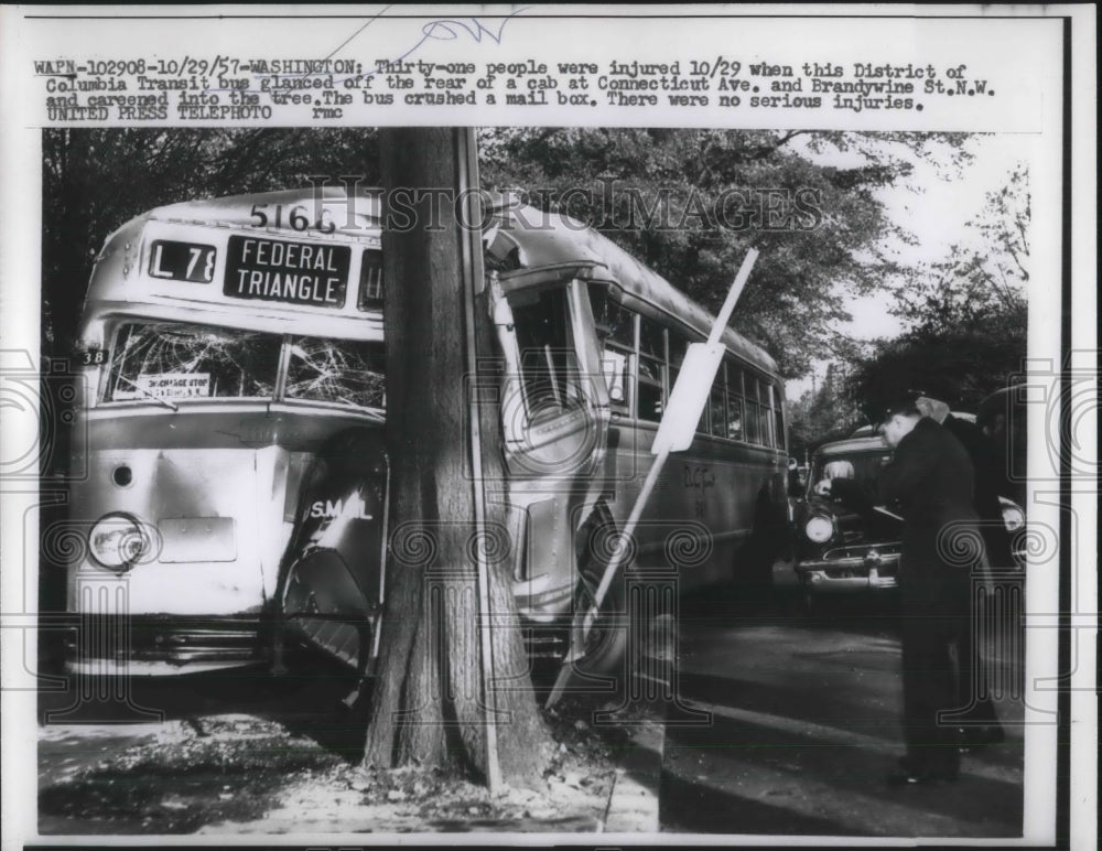 1957 Press Photo District of Columbia Transit bus crashes into a tree in W.A. - Historic Images