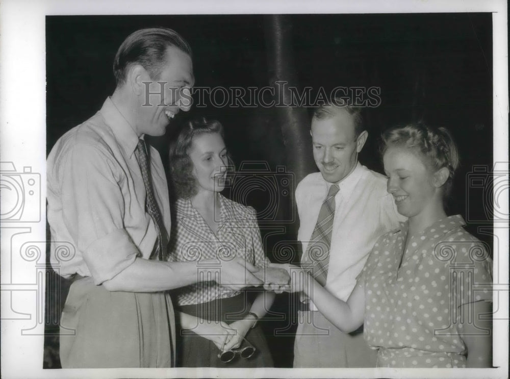 1943 Press Photo Girl Scouts Discover Indian Relics - Historic Images