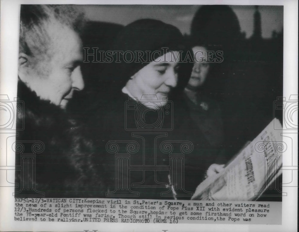 1954 Press Photo Keeping vigil in St. Peter&#39;s Sq. for Pope Pius XII recovery - Historic Images