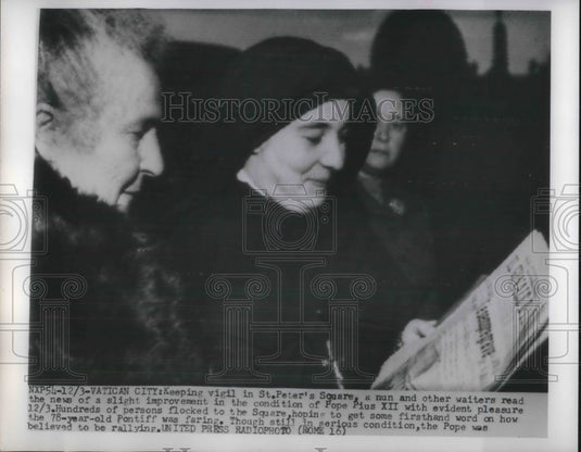 1954 Press Photo Keeping vigil in St. Peter's Sq. for Pope Pius XII recovery - Historic Images