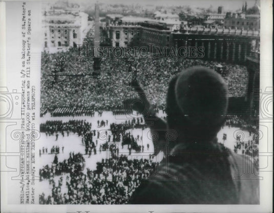 1950 Press Photo Pope Pius XII appearing on balcony of St. Peter's Basilica - Historic Images