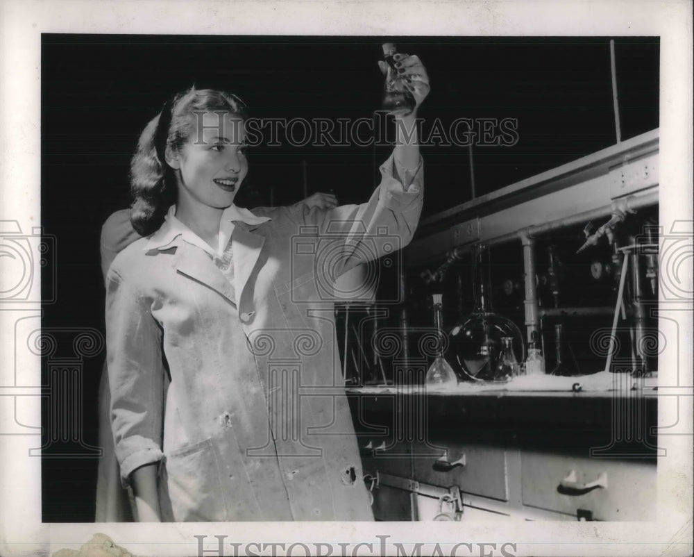 1944 Press Photo Ms. Charlotte Perl during the new Army-Navy screen mag. film. - Historic Images