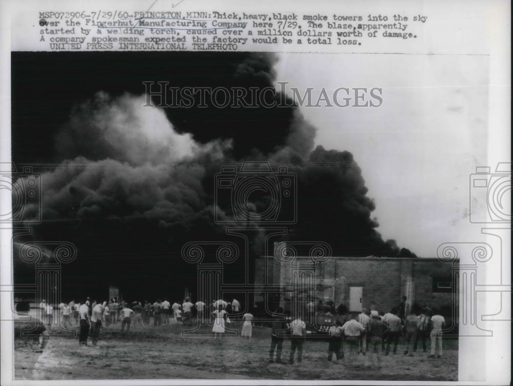 1960 Press Photo Smoke towers over Fingerhut Manufacturing Company - Historic Images