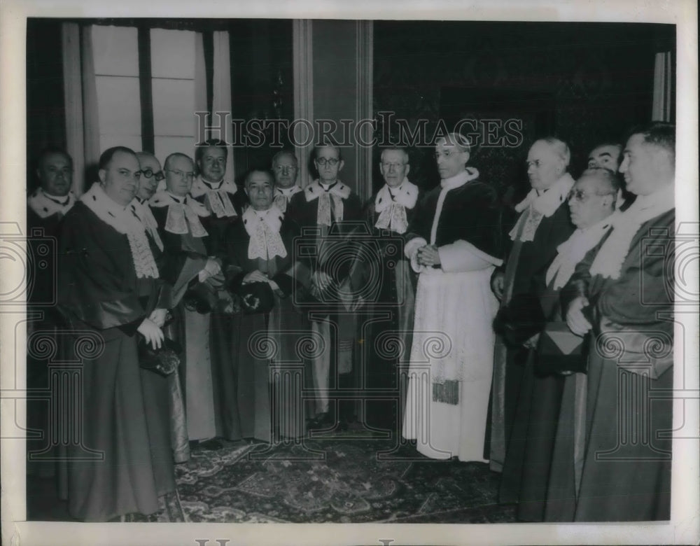 1949 Pop receives magistrates of the Holy Roman Rota. - Historic Images