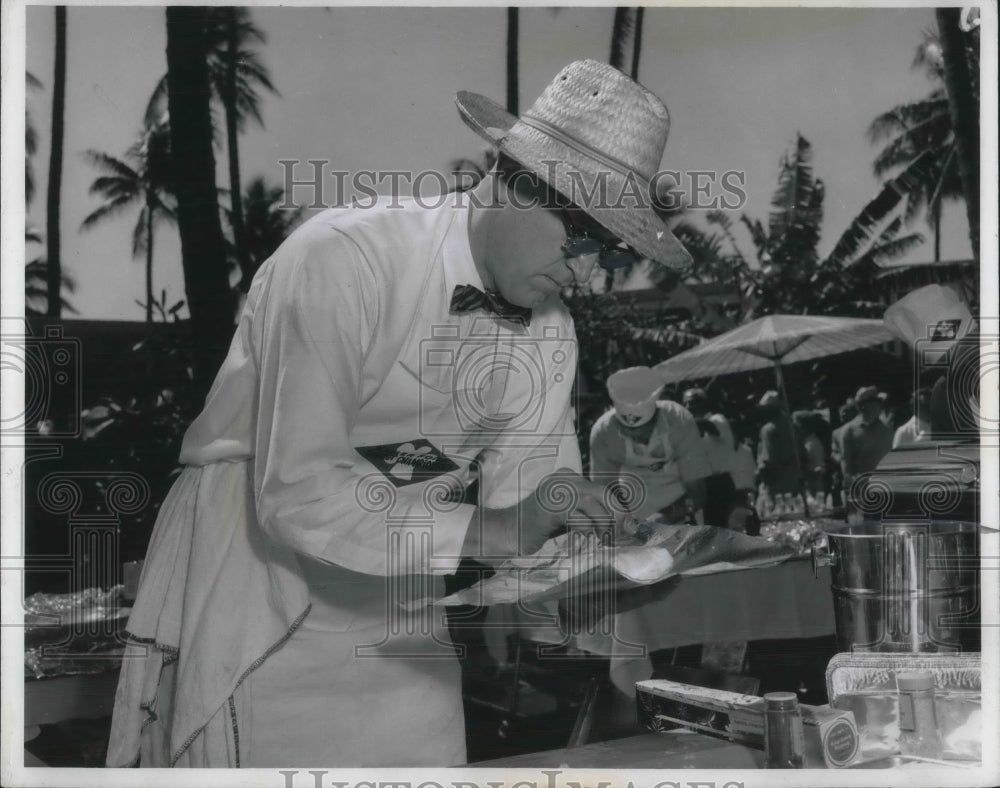 1962 Press Photo Dr James W Rhea of Ga at Hawaiian baking contest - Historic Images