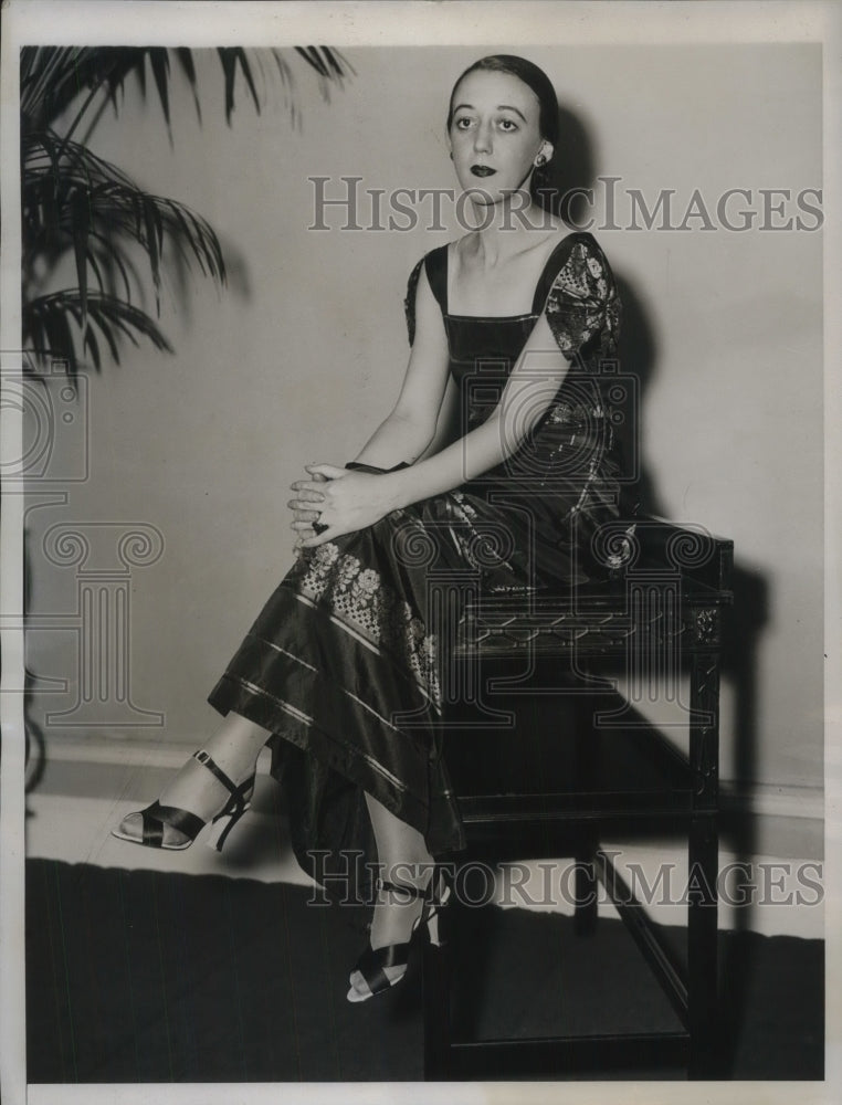 1933 Press Photo Miss Carmen Grever wearing Victorian costume from 1880 - Historic Images