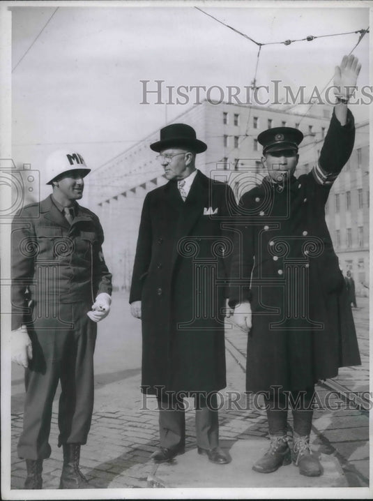 1943 Press Photo Toyko, Japan Kewis Valentine, ex NYC police Comm & Japanese pol-Historic Images