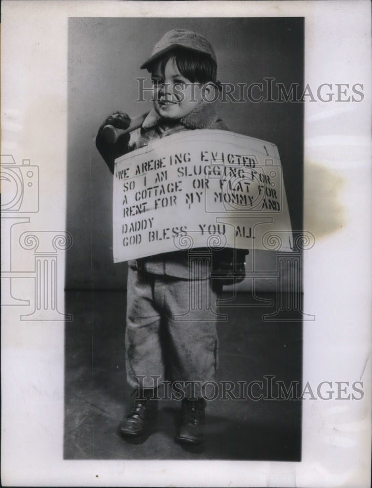 1947 Press Photo Milwaukee, Wis Johnny Wilhelm &amp; ad for a home-Historic Images