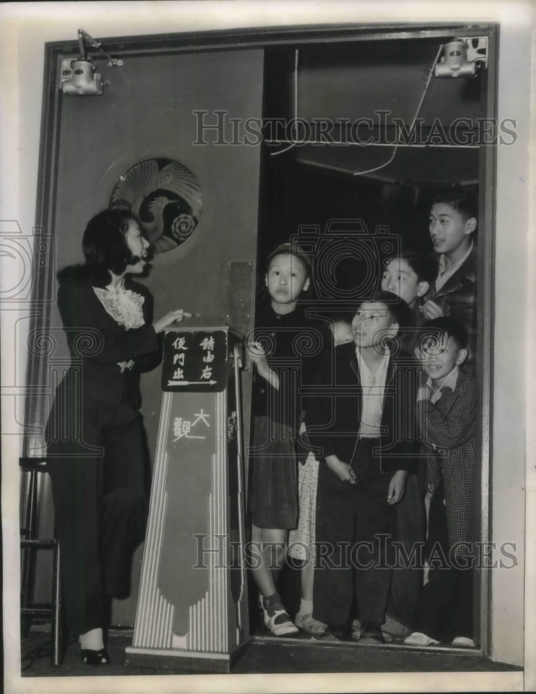 1944 Press Photo Usherette at Theater entrance during preview-Historic Images