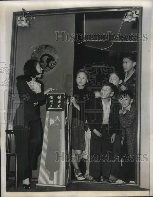 1944 Press Photo Usherette at Theater entrance during preview-Historic Images