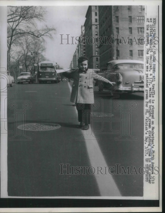 1958 Press Photo 5th av. stopped to look at little girl on St, Pat's day-Historic Images