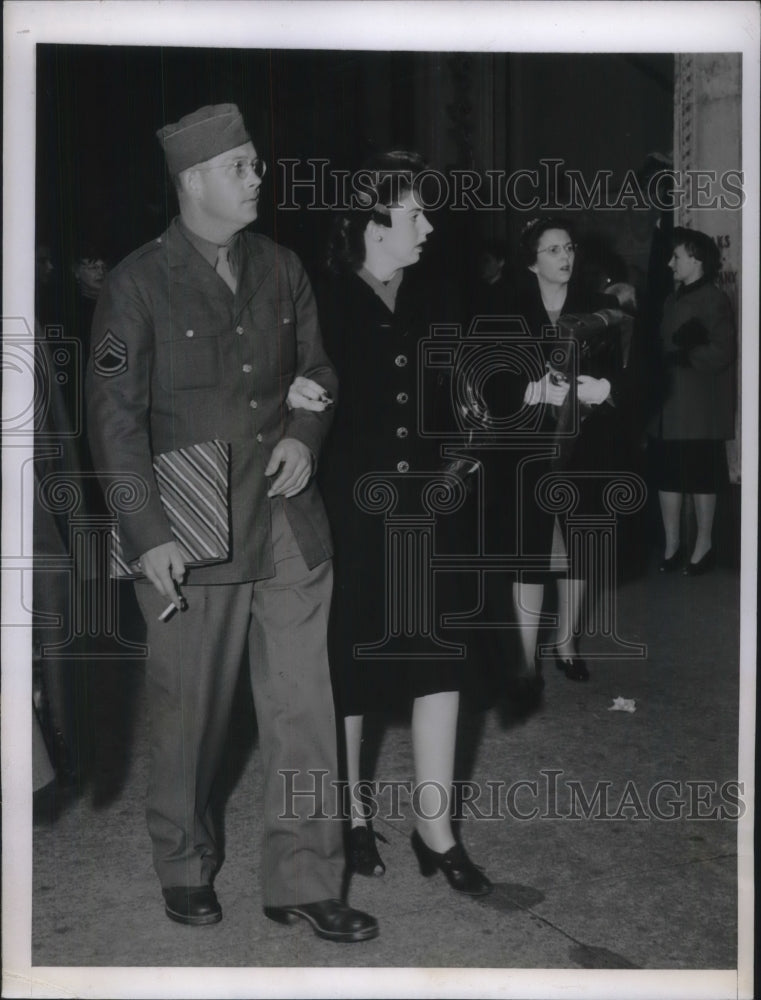 1943 Press Photo Fifth Avenue Windows at Christmas - Historic Images